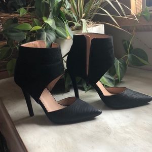 Women’s 7.5 black heels.